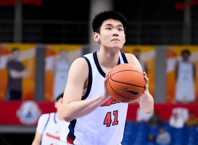 CBA猛料！中国男篮三人离队，广东报价2米18大中锋，广厦签下8+7蓝领大外援