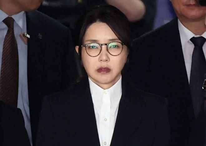 领袖!C罗冲出替补席拥抱绝杀功臣:搂着他摸头 狂喜对手绝平被吹