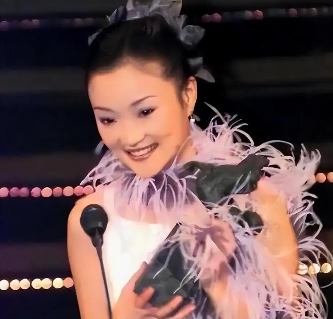 江西24岁女子病逝，未婚夫垫付30万治疗费！办完丧事准备离开，未来岳父递来一个红袋子：定情物+12万彩礼，一句话让他当场泪崩