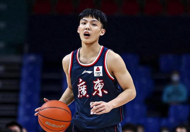 翻译：杨瀚森生日我送他英语书学习，一赛季过去连塑封都没拆