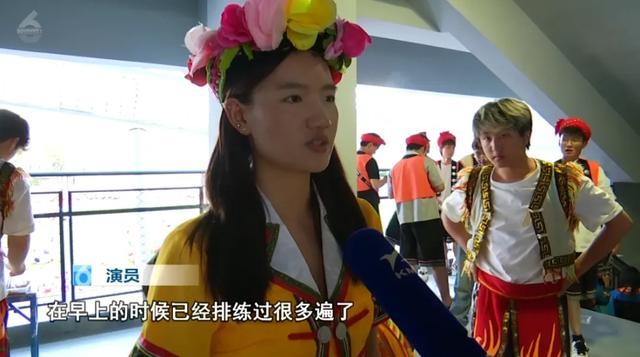 “底裤都露出来了，谁敢录你？”女生一袭红色超短裙面试教资，结局不出所料