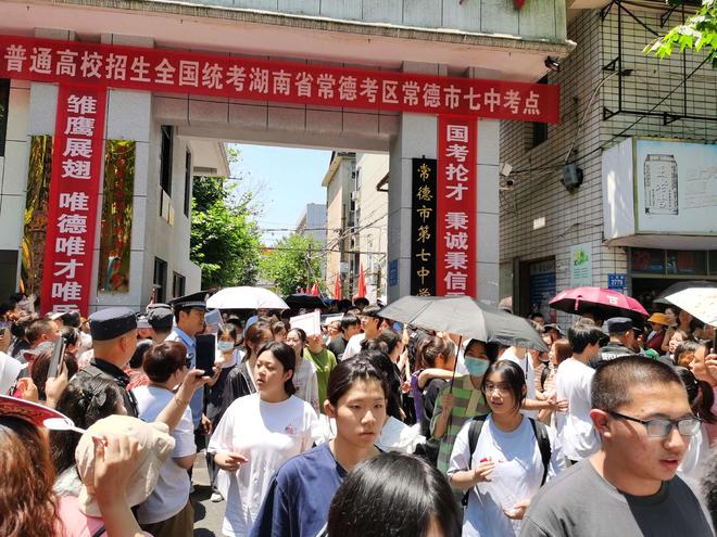 阿莫林执教米兰8月倒戈曼联，或为拉爵省千万！曼联锁定1.3亿收入