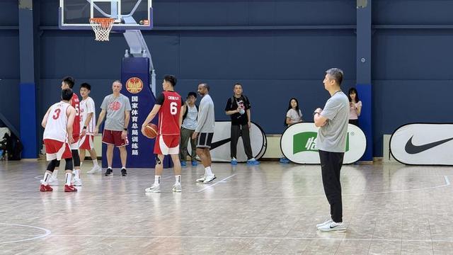 ESPN专家：詹姆斯大概率离开湖人 要腾5000万空间需放弃多人