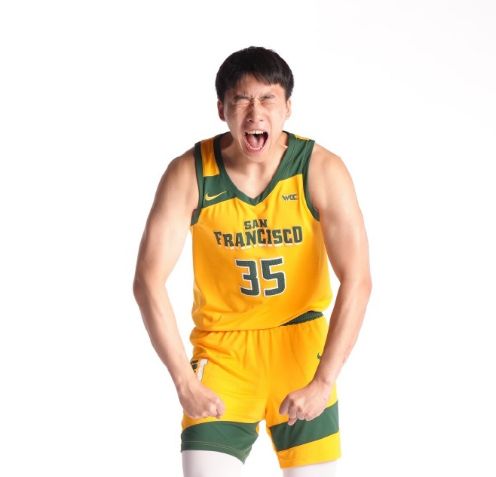 坐高铁遇到一位特别爱干净的阿姨,旁边人本来没在意,看到她这一举动,大家都没忍住多了看两眼