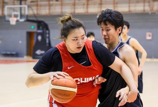 男篮最可怜国手！2米26徐昕坐穿板凳两场仅打28秒，请假暂别冲NBA