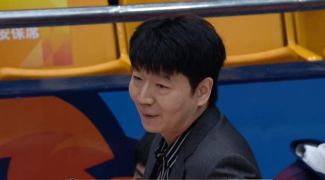 广东季后赛淘汰广州还有这一场面！焦泊乔抱着老东家一人寒暄许久