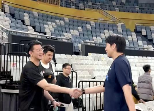 坐高铁遇到一位特别爱干净的阿姨,旁边人本来没在意,看到她这一举动,大家都没忍住多了看两眼