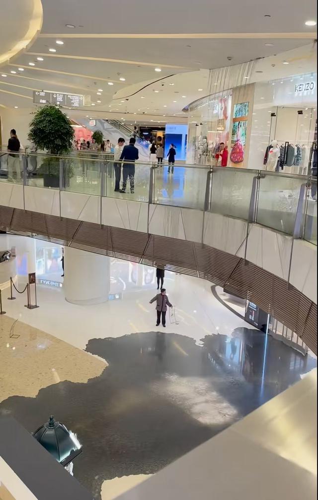 梁伟铿/王昶夺世锦赛冠军，谁注意到对方教练赛后的举动？真朋友