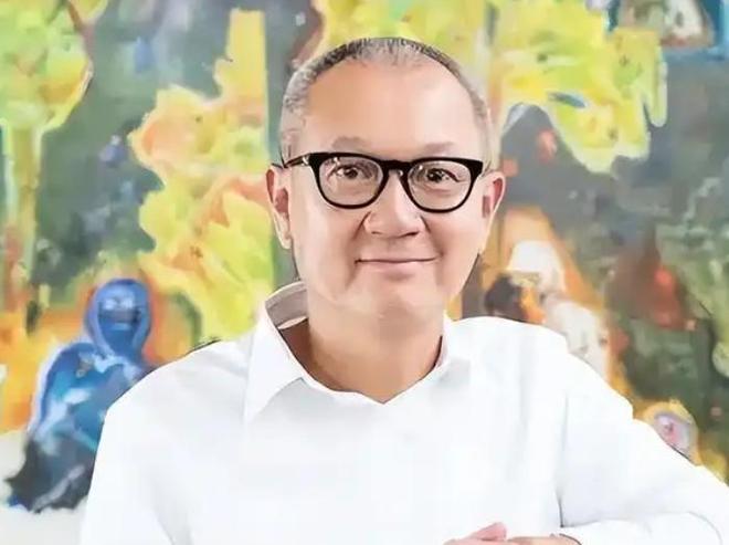 黑色短裙：那不是界限，是我在行走中重新确认步伐幅度的标记