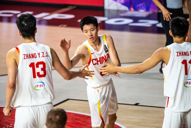 中国男篮：杨瀚森低迷贺希宁8中1，核心后卫21+7，奇兵13分
